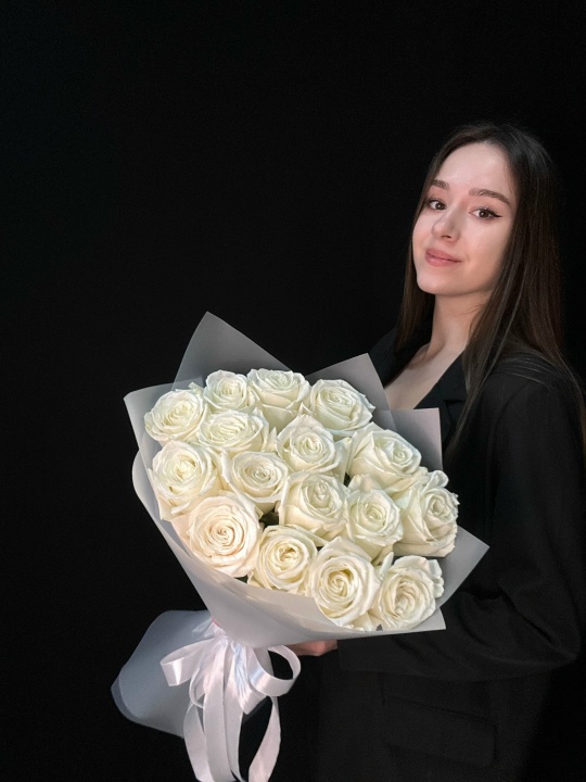 Белые пионовидные розы 15 шт