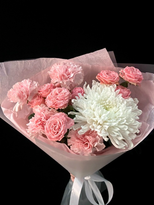 Букет из хризантемы, кустовых роз и диантусов (размер S) — фото 3