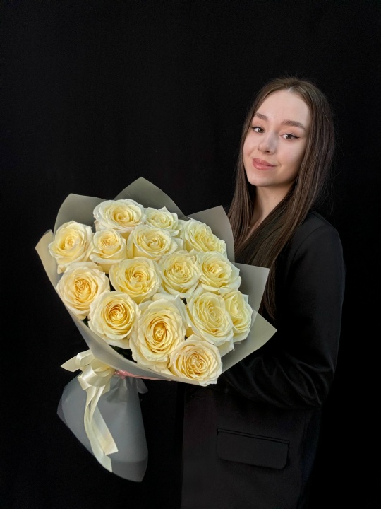 Букет кремовых пионовидных роз 15 шт 