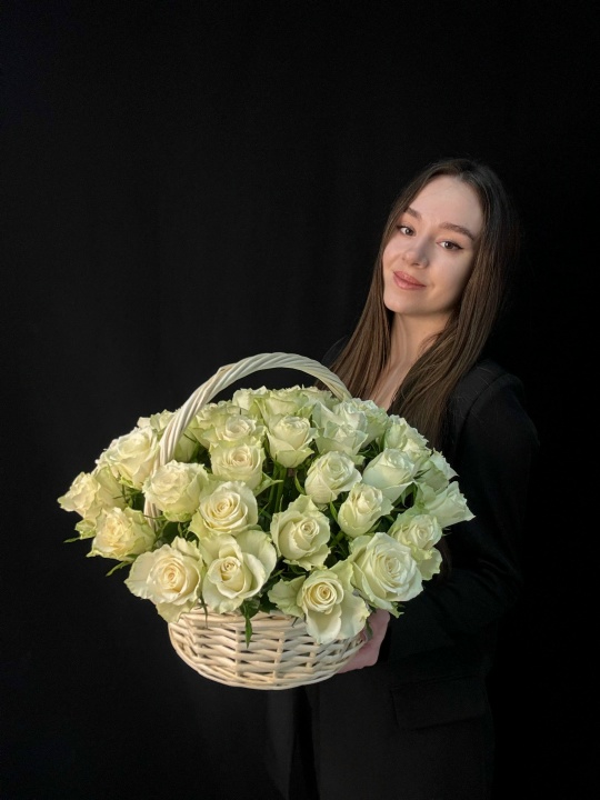 Корзина 51 белая роза Кения