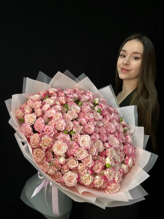 Букет из нежно-розовых кустовых роз (Рефлекс) 51 шт