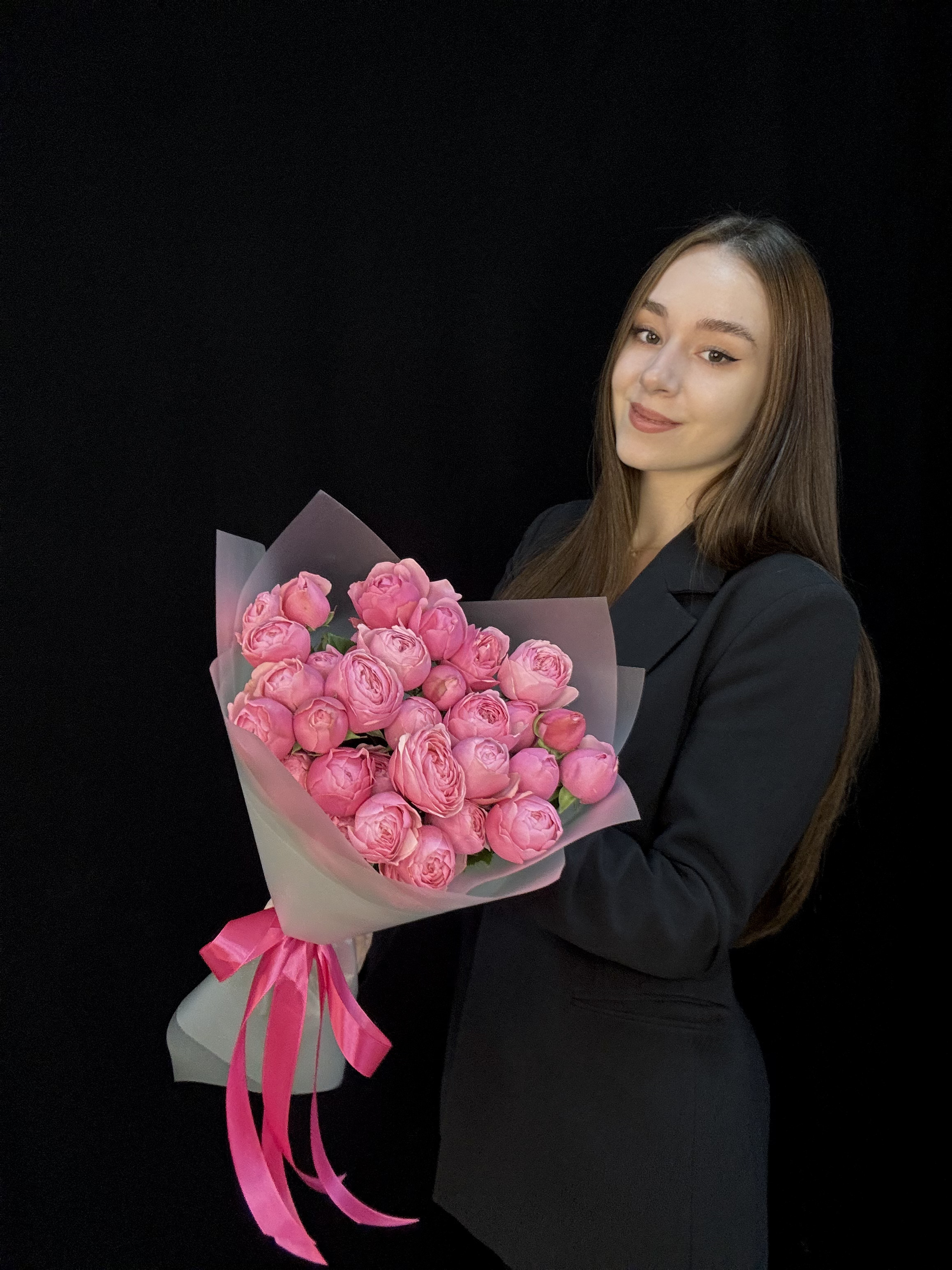 Букет из 9 малиновых пионовидных кустовых роз Silva Pink Кения 50 см