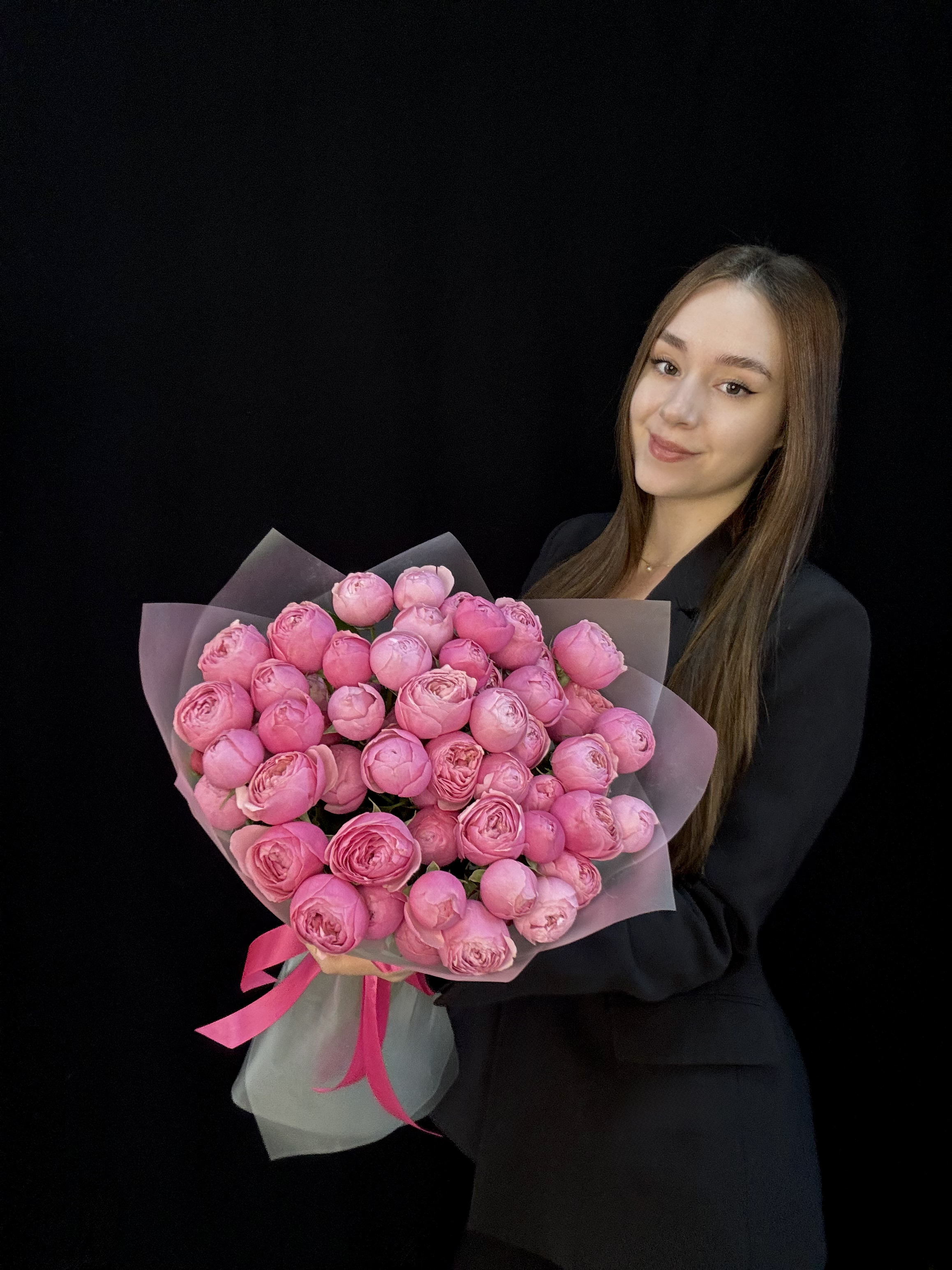 Букет из 15 малиновых пионовидных кустовых роз Silva Pink Кения 50 см