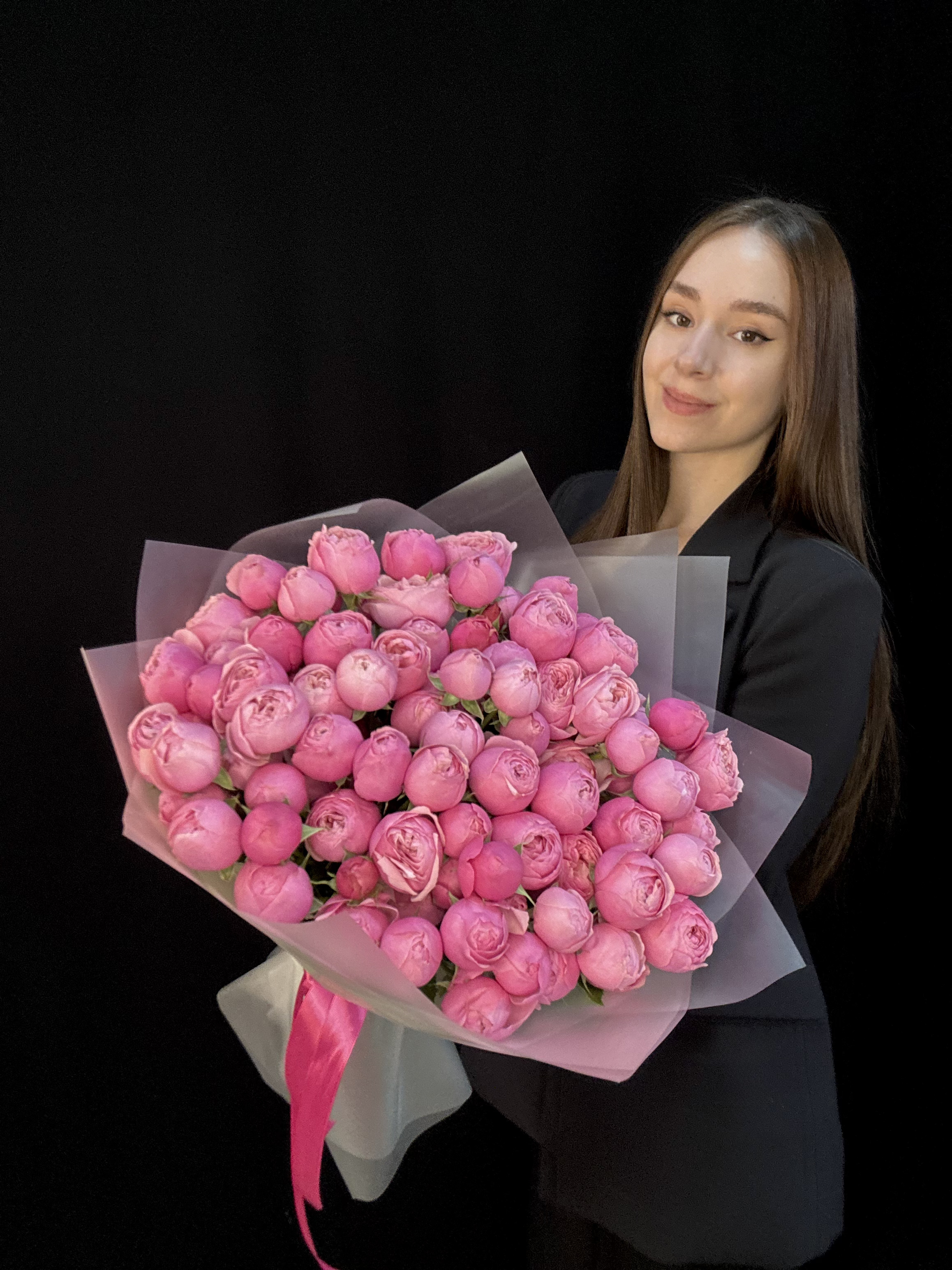 Букет из 25 малиновых пионовидных кустовых роз Silva Pink Кения 50 см